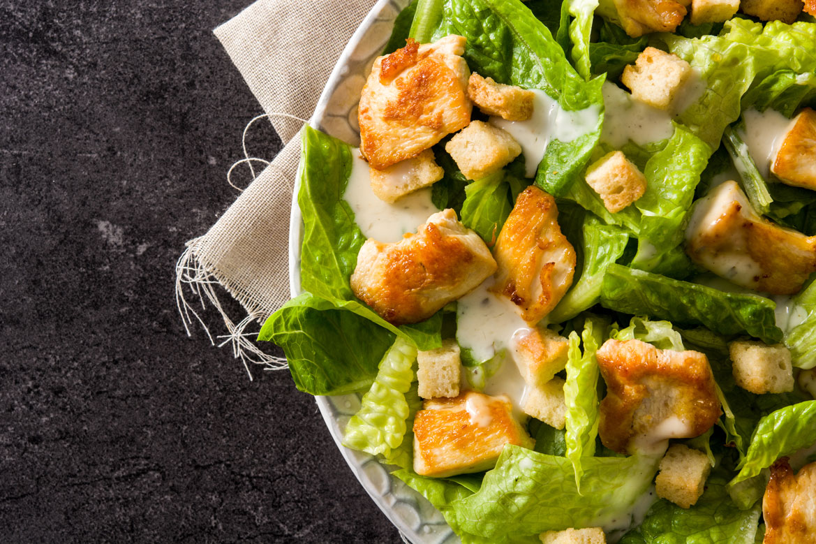 La Caesar Salad inventata da un italiano? Nome, origine e storia dietro a un piatto che con Giulio Cesare non c'entra niente!