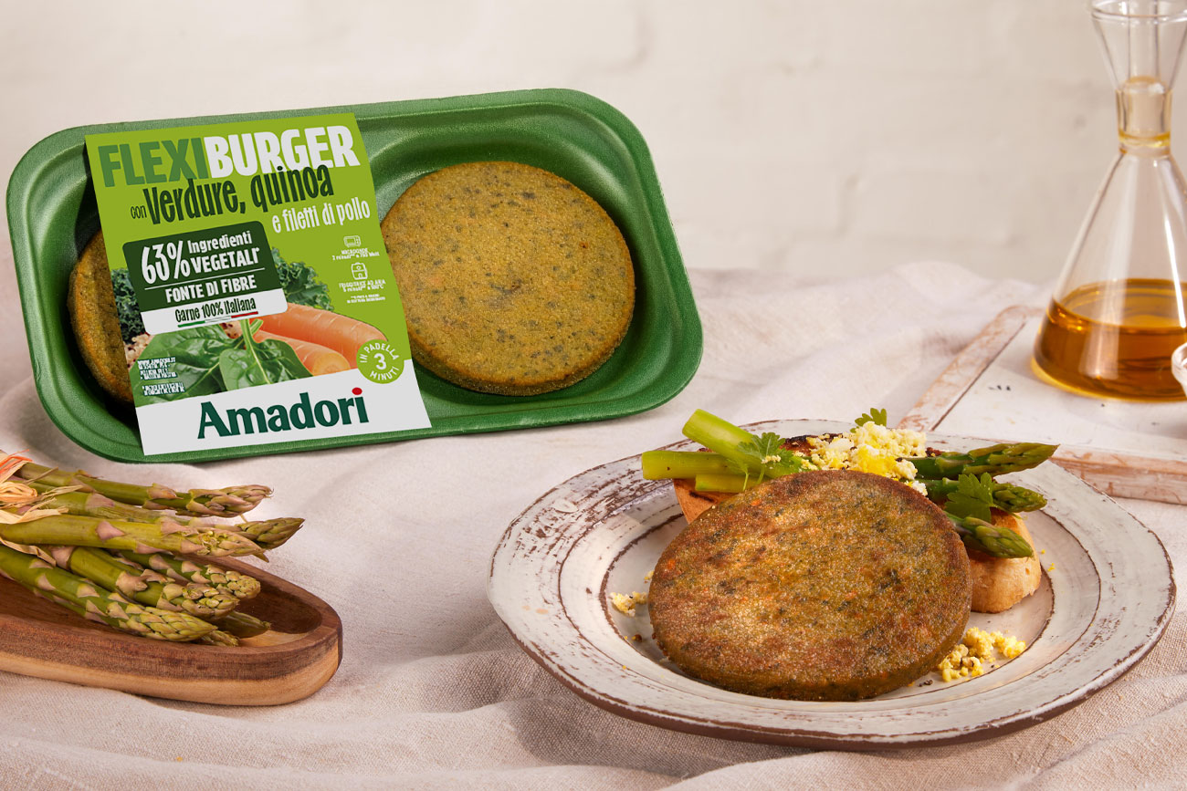 Immagine - Flexi Burger con verdure, quinoa e filetti di pollo Amadori con asparagi, crumble di uovo e pane tostato