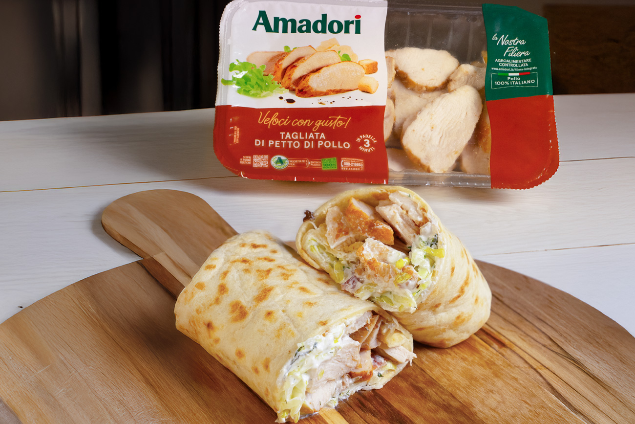 Wrap con tagliata di petto di pollo, iceberg, salsa yogurt e bacon croccante