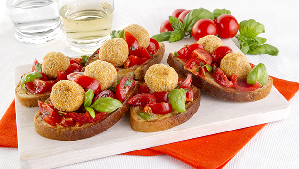 Bruschette di pane gluten free con pomodoro e polpettine con zucca e carote