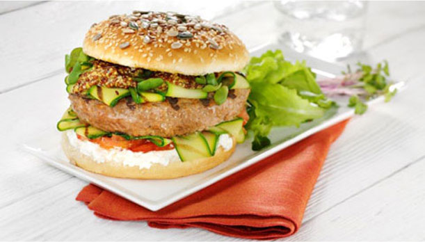 Hamburger gourmet con formaggio cremoso e zucchine grigliate