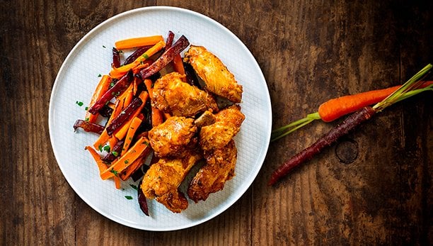 Alette di pollo piccanti con carote al forno