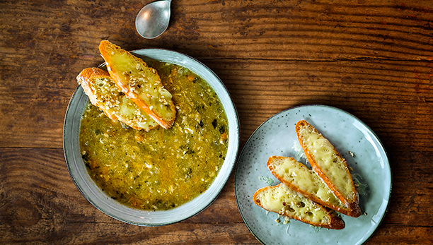 Zuppa con verdure, porcini e pollo con crostoni alla groviera e mandorle