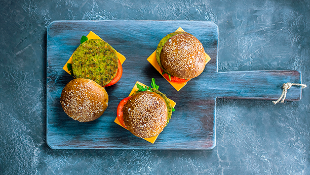 Hamburger con pane “bretzel”, rucola, formaggio cheddar, pomodoro