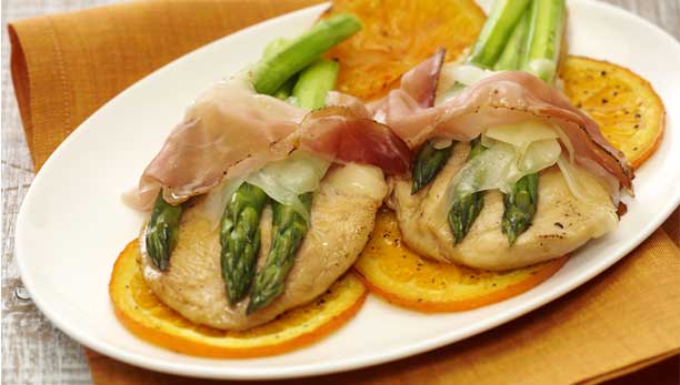 Petti di pollo fasciati con speck e insaporiti con asparagi e formaggio