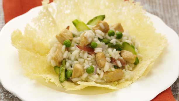 Risotto di pollo e verdure in crosta di pecorino