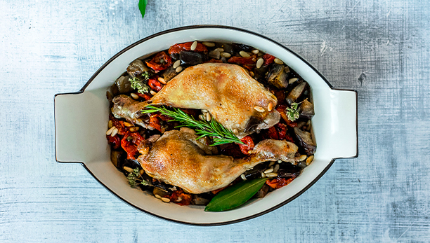 Cosciotti di pollo con melanzane, pomodori, capperi, pinoli, serviti su cous cous al limone