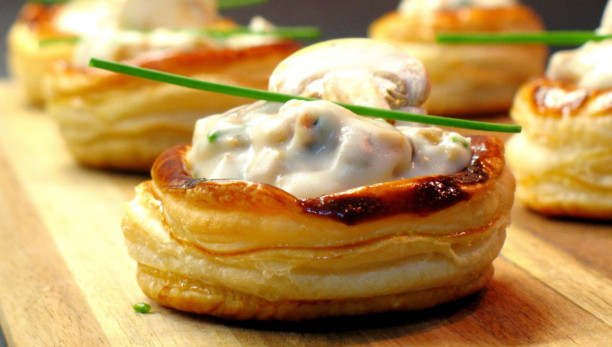 Vol-au-vent con pollo, funghi e besciamella